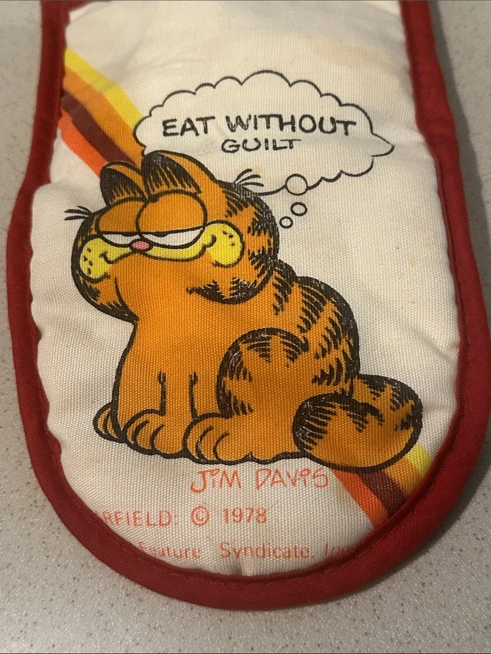 Garfield 'Eat Without Guilt' Cat Oven Mitt - Red Trim